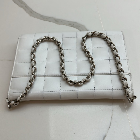 Preloved Chanel White Patent Leather Chocolate Bar Clutch On Chain. - Picture 13 of 17
